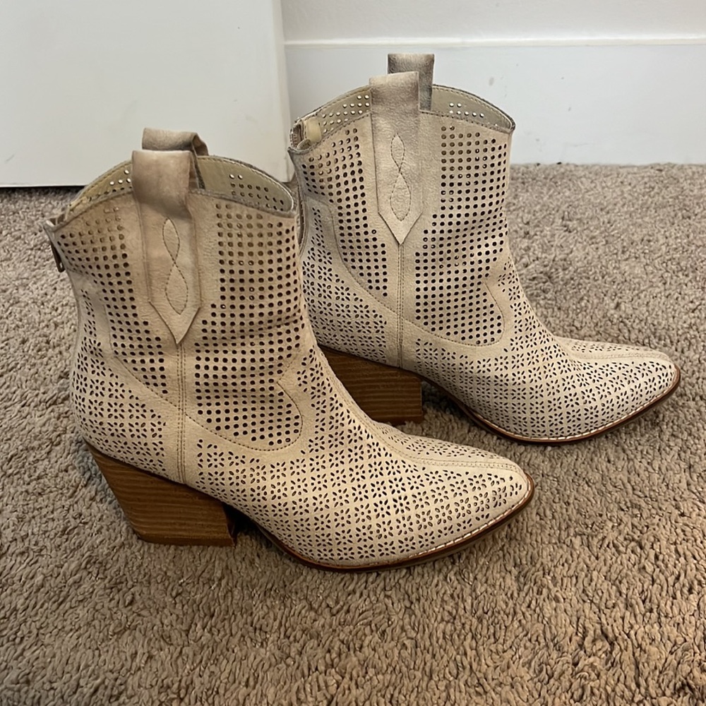 coconuts by matisse beige suede booties
